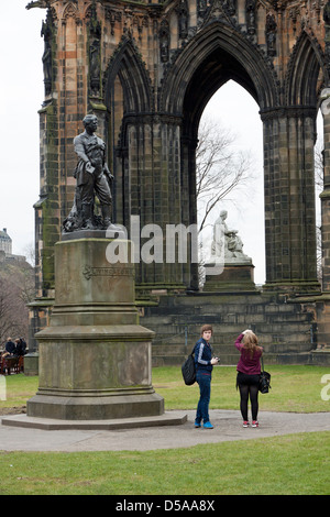 Paar zu fotografieren Scott Monument in Princes Street Gardens-Edinburgh Stockfoto