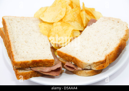 Roastbeef sandwich und Chips Imbiss Mittagessen Stockfoto