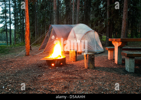 Campingplatz mit brennenden Lagerfeuer bei Dämmerung, zwei Jack Lake, Banff Nationalpark, Alberta, Kanada Stockfoto