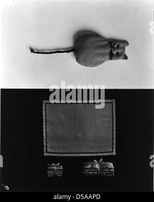 Dieses Bild zeigt eine Reihe von Lehrmaterialien, die von Miss Gleason für den Unterricht einfacher Probleme erstellt wurden. Das Werk ist Teil der Home Economics-Sammlung der Cornell University Library, speziell innerhalb der Textilien- und Bekleidungsabteilung. Stockfoto