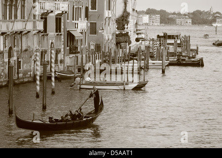 Venedig - 28 Oktober: (Shot als Sepia) paar auf Gondelfahrt am 28. Oktober 2009 in Venedig. Stockfoto