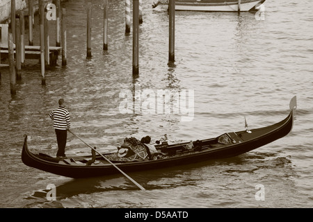 Venedig - 28 Oktober: (Shot als Sepia) paar auf Gondelfahrt am 28. Oktober 2009 in Venedig. Stockfoto