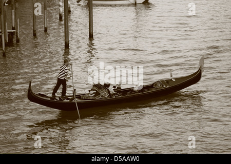 Venedig - 28 Oktober: (Shot als Sepia) paar auf Gondelfahrt am 28. Oktober 2009 in Venedig. Stockfoto