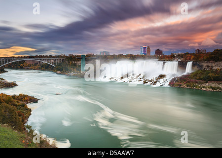 Niagara River mit amerikanischen Wasserfälle und Rainbow Bridge, Niagara Falls, New York, USA Stockfoto