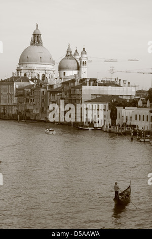 Venedig - 28 Oktober: (Shot als Sepia) paar auf Gondelfahrt am 28. Oktober 2009 in Venedig. Stockfoto