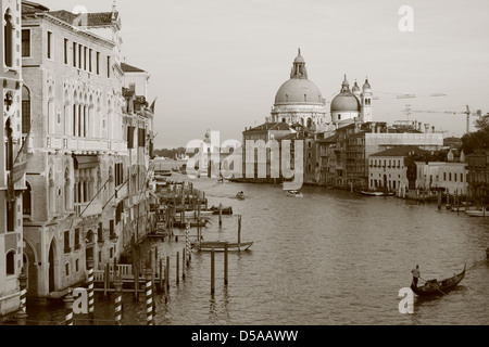 Venedig - 28 Oktober: (Shot als Sepia) paar auf Gondelfahrt am 28. Oktober 2009 in Venedig. Stockfoto