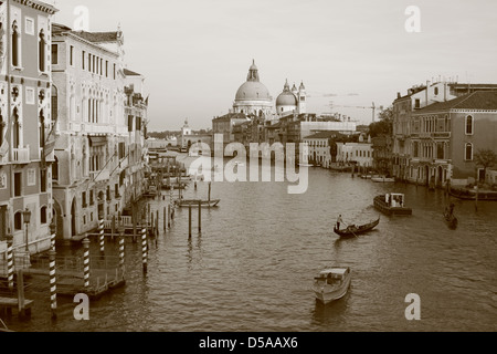 Venedig - 28 Oktober: (Shot als Sepia) paar auf Gondelfahrt am 28. Oktober 2009 in Venedig. Stockfoto