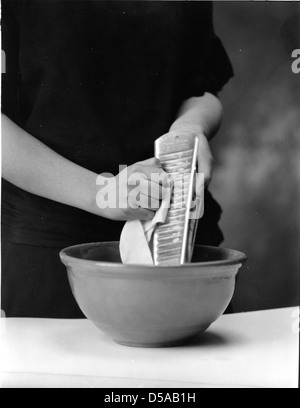 Ein Bildmaterial aus der Cornell University Library, das die Verwendung von Waschhandschuhen und anderen Geräten demonstriert. Dieses Bild ist Teil eines Erweiterungsprogramms, das den Frauen und Vereinen von Landwirten die häusliche Wirtschaft näher bringen soll. Stockfoto