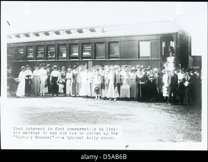 Ein Werbebild, das eine Demonstrationsübung zur Lebensmittelkonservierung zeigt. Der Zug war Teil einer Aufklärungskampagne zur Förderung von Hauswirtschaft und Lebensmittelkonservierung in den Vereinigten Staaten. Stockfoto
