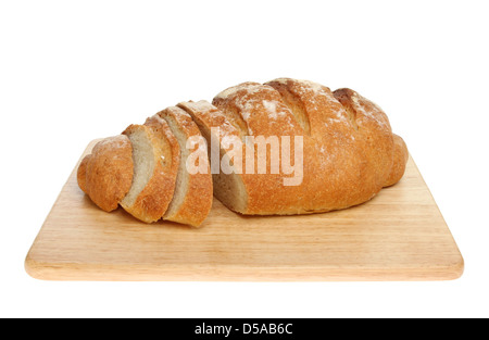 Frisches hausgemachtes Bloomer Brotlaib mit Scheiben geschnitten auf einem Holzbrett isoliert gegen weiß Stockfoto