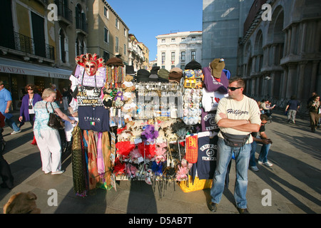 Venedig - 28 Oktober: Straße Verkäufer mit touristischen Souvenirs am 28. Oktober 2009 in Venedig. Stockfoto