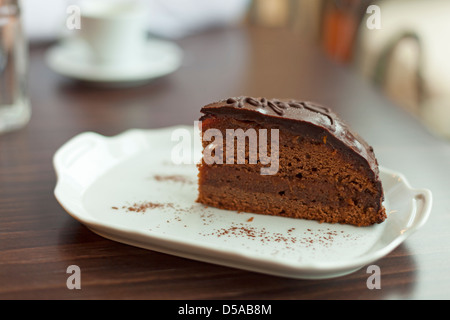 Sacher-Torte auf weißen Teller am Tisch im café Stockfoto