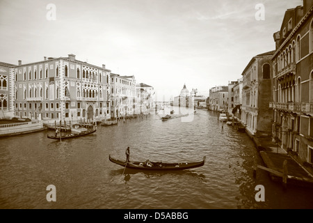 Venedig - 28 Oktober: (Shot als Sepia) paar auf Gondelfahrt am 28. Oktober 2009 in Venedig. Stockfoto