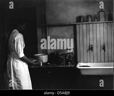 Ein Foto, das den Konservenprozess demonstriert, aufgenommen von Troy im Jahr 1912 für das Faltblatt der ländlichen Schule. Das Bild ist Teil einer Serie über Lebensmittelkonservierung und Ernährung zu Bildungszwecken. Stockfoto