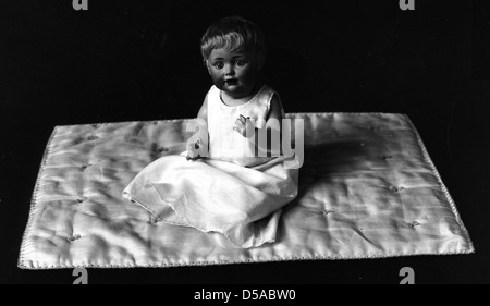 Dieses Foto dokumentiert die Aktivitäten von Miss Gleason, indem sie einfache Probleme im Rahmen eines Kurses für Hauswirtschaft unterrichtet. Das Bild zeigt die Rolle der Textil- und Bekleidungsausbildung im akademischen Umfeld des frühen 20. Jahrhunderts. Stockfoto