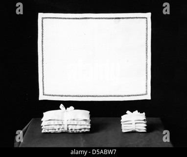 Dieses Bild zeigt eine Sammlung von einfachen Problemen, die Miss Gleason geschaffen hat und möglicherweise mit der Hauswirtschaft oder Textilien zusammenhängt. Die Probleme wurden im Rahmen von Bildungsaktivitäten in den Klassenzimmern des frühen 20. Jahrhunderts genutzt, wobei der Schwerpunkt auf praktischen Fertigkeiten und Lernen lag. Stockfoto