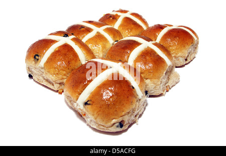 Hot Cross Buns auf weißem Hintergrund Stockfoto