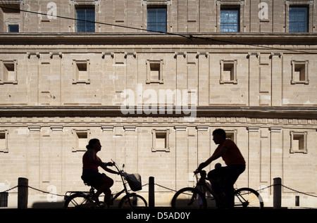 Sevilla, Spanien, Radfahrer auf der Avenida De La Constitución Stockfoto