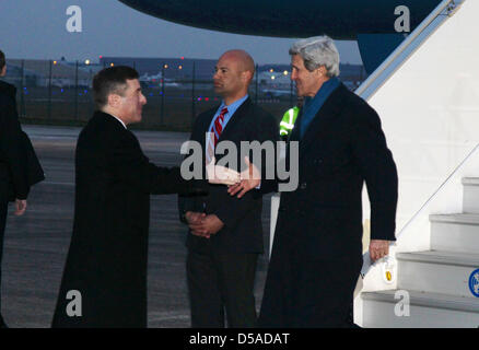 US-Außenminister John Kerry bei Ankunft 27. März 2013 in Paris, Frankreich von US-Botschafter in Frankreich und Monaco Charles Rivkin begrüßt wird. Stockfoto