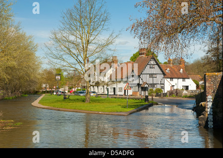 Ford auf dem Fluß Darent am Eynesford, im Frühjahr Stockfoto