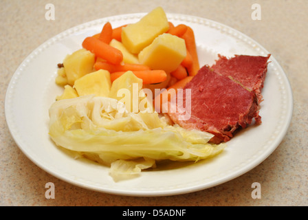 Corned Beef und Kohl Abendessen Stockfoto