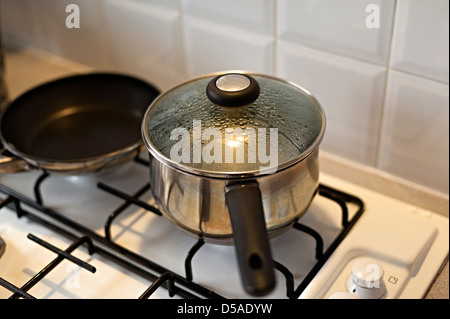 eine Bolling Pfanne auf dem Herd bei geschlossenem Deckel Stockfoto