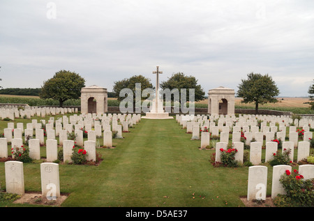 Gesamtansicht der Gräber und das Überqueren der Opfer in CWGC Regina Graben Friedhof, Grandcourt, Somme Picardie, Frankreich. Stockfoto