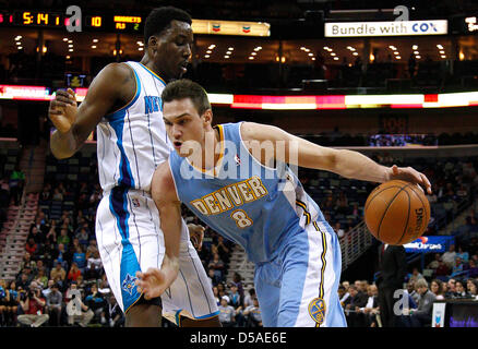 25. März 2013 - New Orleans, Louisiana, Vereinigte Staaten von Amerika - 26. März 2013: Denver Nuggets kleine weiterleiten Danilo Gallinari (8) Laufwerke gegen New Orleans Hornets kleine vorwärts Al Farouq Aminu (0) während der NBA-Basketball-Spiel zwischen den New Orleans Hornets und den Denver Nuggets in der New Orleans Arena in New Orleans, Louisiana Stockfoto