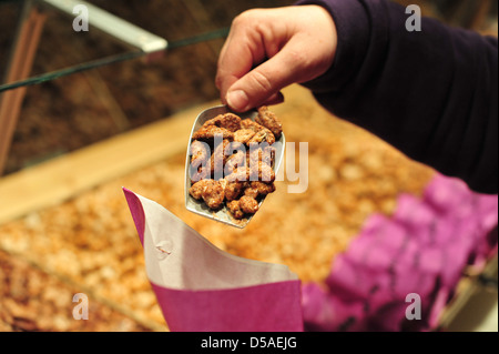 Oldenburg, Deutschland, geröstete Mandeln in einem Stall in der Lamberti-Markt Stockfoto