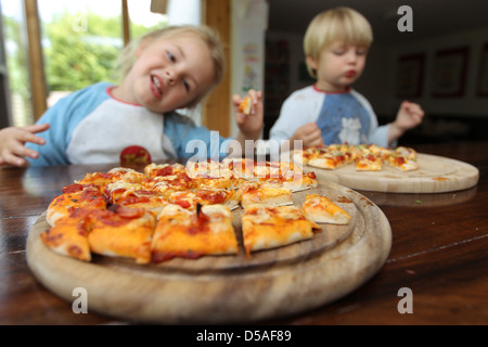 Handewitt, Deutschland, Kinder essen eine Hackfleisch hausgemachte pizza Stockfoto