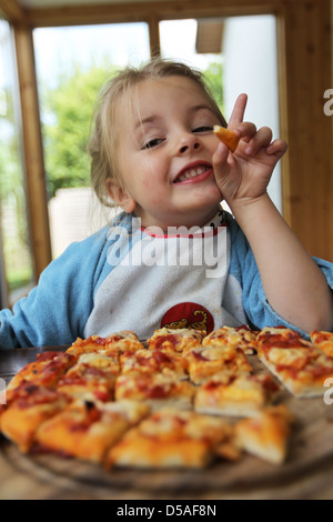 Handewitt, Deutschland, eine Mädchen isst eine Hackfleisch hausgemachte pizza Stockfoto