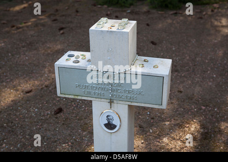 Grabstein eines polnischen Soldaten mit Kruzifix, Porträt und persönliche Gegenstände in der polnischen Soldatenfriedhof in Lommel in Belgien Stockfoto