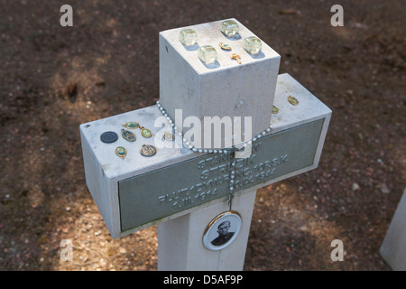 Grabstein eines polnischen Soldaten mit Kruzifix, Porträt und persönliche Gegenstände in der polnischen Soldatenfriedhof in Lommel in Belgien Stockfoto