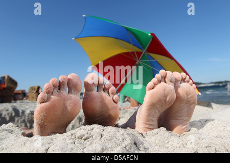 Eckernfoerde, Deutschland, zwei Paar Füße aus einer Sandgrube Stockfoto