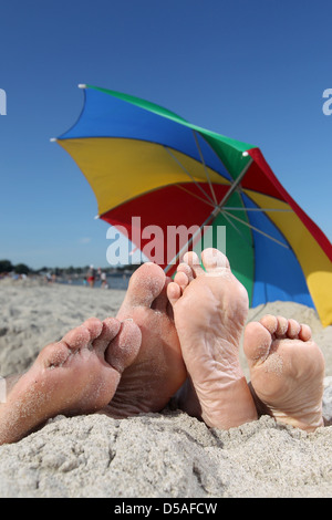 Eckernfoerde, Deutschland, zwei Paar Füße aus einer Sandgrube Stockfoto