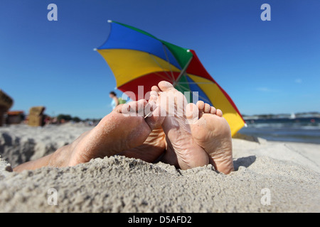 Eckernfoerde, Deutschland, zwei Paar Füße aus einer Sandgrube Stockfoto