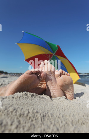 Eckernfoerde, Deutschland, zwei Paar Füße aus einer Sandgrube Stockfoto