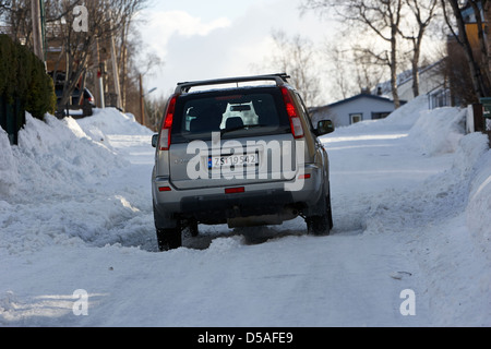 4 x 4 Suv bergauf durch Schnee in Kirkenes Finnmark-Norwegen-Europa Stockfoto