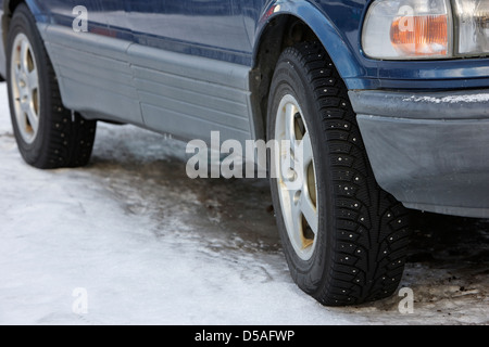 Auto mit Spike Winterreifen auf Eis in Kirkenes Finnmark-Norwegen-Europa Stockfoto