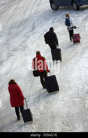Leute ziehen mit Rädern Gepäck zu Fuß übers Eis bei Kirkenes-Hafen-Finnmark-Norwegen-Europa Stockfoto