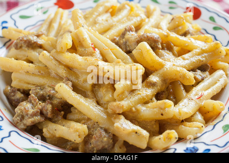 Strozzapreti Alla Pastora klassische italienische Pasta und Schweinefleisch Gericht Stockfoto