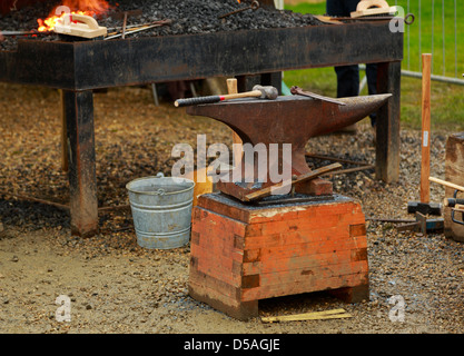 Werkzeugen durch einen Hufschmied Hufeisen zu machen Stockfoto