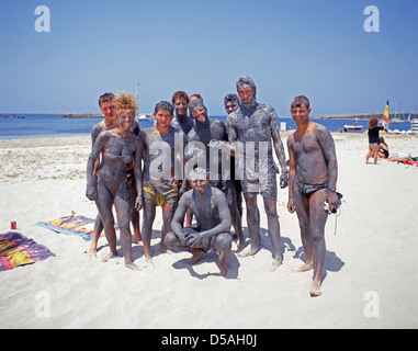 Gruppe-Schlammbad in Aguas Blancas Beach, Ibiza, Balearen, Spanien Stockfoto