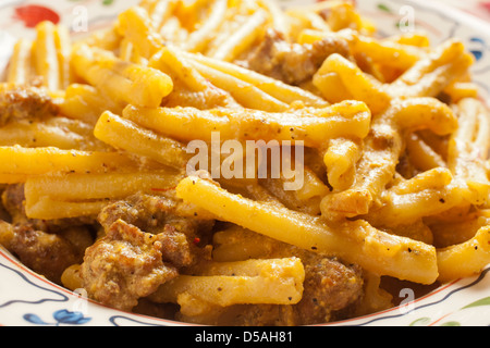 Strozzapreti Alla Pastora klassische italienische Pasta und Schweinefleisch Gericht Stockfoto