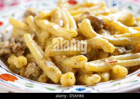 Strozzapreti Alla Pastora klassische italienische Pasta und Schweinefleisch Gericht Stockfoto