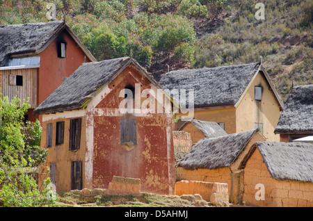 Detailansicht von Schlamm und Ziegel Häuser in ein autarkes Dorf im östlichen Hochland von Madagaskar, Afrika Stockfoto