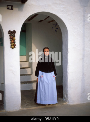 Frau in Balearen Kleid, Sant Miquel de Balansat, Ibiza, Balearen, Spanien Stockfoto