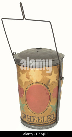 Ein Kerzenhalter aus Metall und Papier aus dem Jahr 1876, der mit Rutherford B. Hayes und William A. Wheeler, politischen Persönlichkeiten der USA, in Verbindung steht. Die Laterne war ein Werbeartikel aus ihrem Präsidentschaftswahlkampf. Der Artikel ist mit Kleeblatt-Designs versehen und wurde zur Erinnerung an ihre Kandidatur hergestellt. Stockfoto