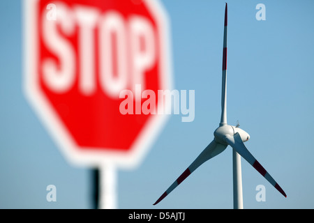 Horstedt, Deutschland, Stop-Schild vor einer Windkraftanlage Stockfoto