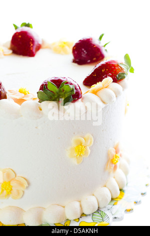 Schoko Erdbeere Zitrone Torte mit 6 Schichten von Schokolade Kuchen, Quark mit Zitrone und Erdbeer Mousse gefüllt, in White Chocolate Cream Cheese frosting abgedeckt. Stockfoto